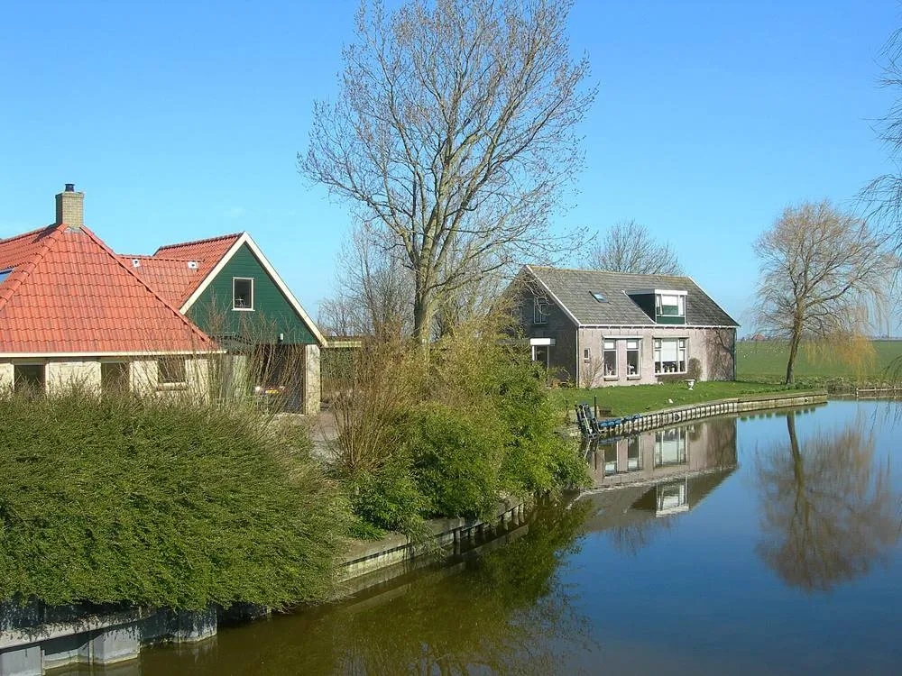 Schettens: Huizen aan het water in Schettens