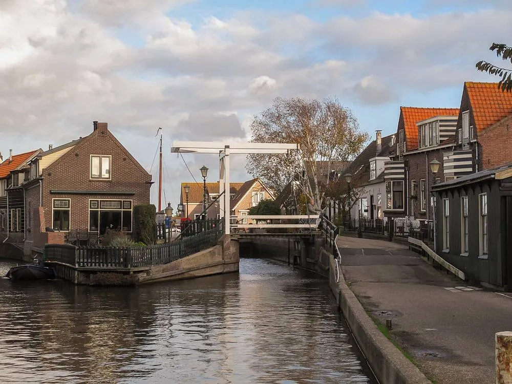 Roelofarendsveen: Roelofarendsveen, straatzicht met brugje 2009-10-25 15.56