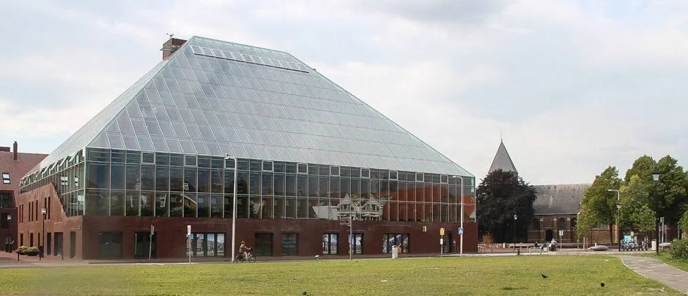 Spijkenisse: De boekenberg grote bibliotheek in Spijkenisse cropped